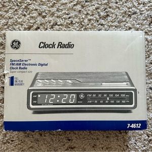 GE SpaceSaver™ FM/AM Electronic Digital Clock Radio
